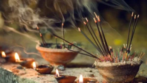 Evde Tütsü Yakmak Ne İşe Yarar? Enerji Temizliği Gerçek mi?