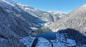 Uzungöl Kar Altında Büyüledi: Beyaz Örtü Kartpostallık Görüntüler Oluşturdu