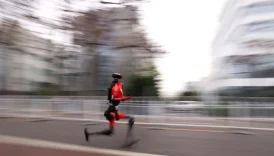 Dünya rekorundan 7 dakika daha hızlı: Robot \"Flash\" Pekin\'de tarih yazdı