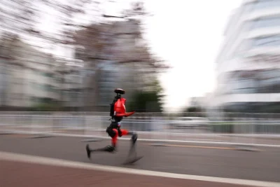 Dünya rekorundan 7 dakika daha hızlı: Robot \"Flash\" Pekin\'de tarih yazdı