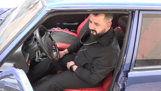 Sahibinin bile unuttuğu araca gelen teklifler güldürdü: Yarısı ısırılmış dönerle takas Sahibinin bile unuttuğu araca gelen teklifler güldürdü: Yarısı ısırılmış dönerle takas