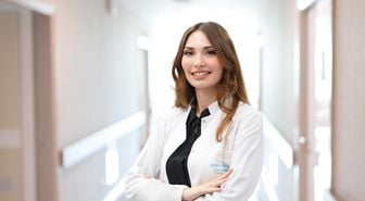 Uzmanından Kritik Uyarı: Saç Dökülmesinde Bilinçsiz Vitamin Kullanımı Sorunu Büyütüyor