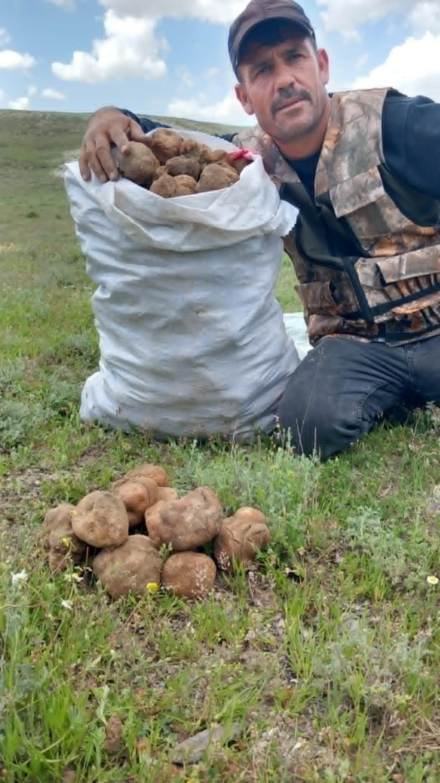 Demir çubukla arayıp buluyor, günde 40 kilo topluyor: Evini, arabasını ve arsasını aldı bile