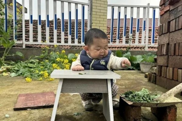 25 Yaşında Ama Bebek Gibi Görünüyor
