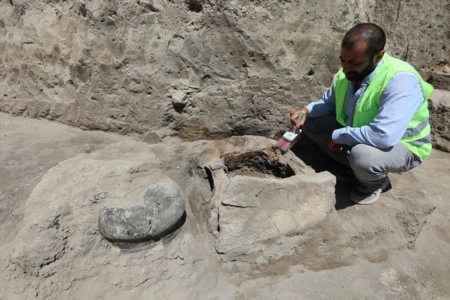 Elazığ'da arkeolojik kazılarda 5 bin yıllık tapınak alanı, sunaklar ve kutsal ocaklar bulundu