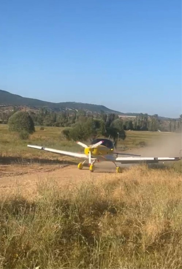 Özel uçağıyla köyüne uçarak geldi