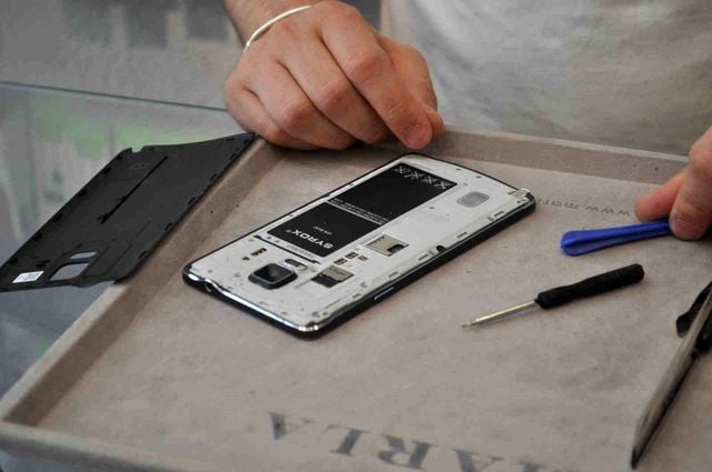 Sıcaklarda cep telefonunuzu uzun süre şarjda bırakmayın: Büyük riskleri var Sıcaklarda cep telefonunuzu uzun süre şarjda bırakmayın: Büyük riskleri var
