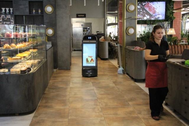 Garson robot merdivenlerden düştü, restoran 3 gün izne yolladı