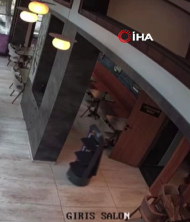 Garson robot merdivenlerden düştü, restoran 3 gün izne yolladı
