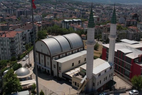 Bursa’da Kubbesi Sunroof Gibi Açılan Cami