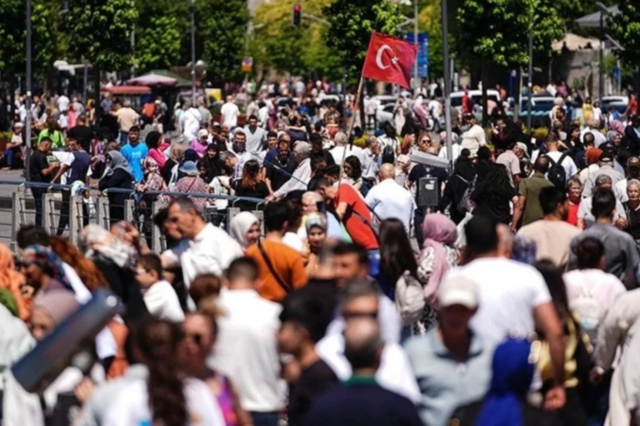 Türkiye’de yaşam süresi değişti: Kadınlar, erkeklerden daha uzun yaşıyor
